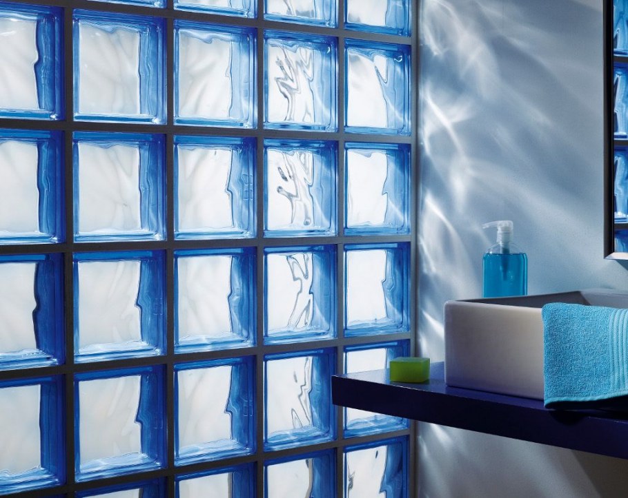 Перегородка из стеклоблоков в ванной для душа