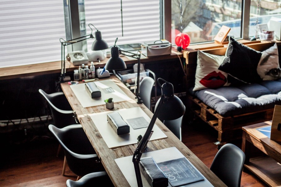 Интерьер маникюрного кабинета в стиле лофт