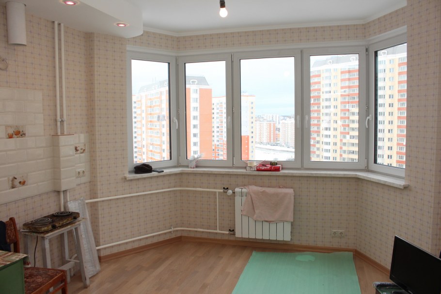 Кухня с диванчиком у окна