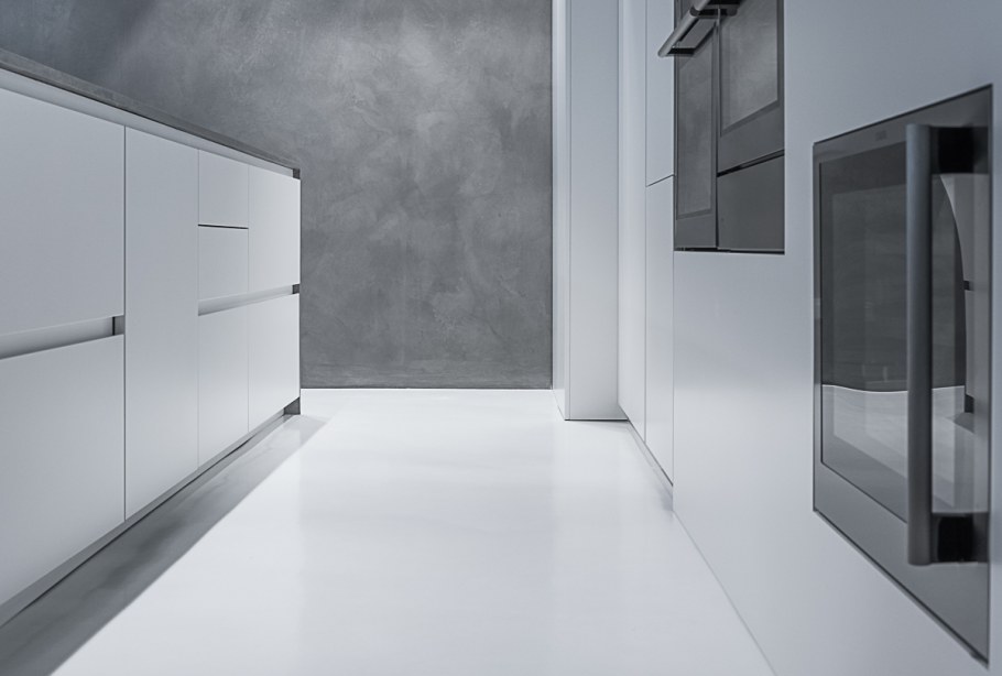 Туалет с бетонными стенами