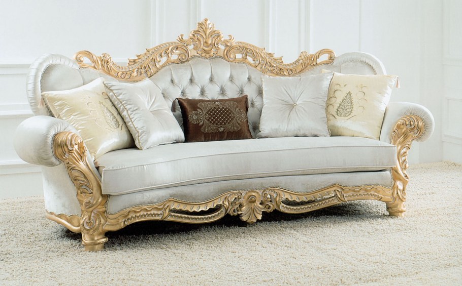 Диван с резной спинкой