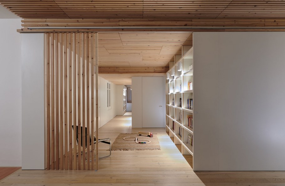 Деревянные рейки на белой стене