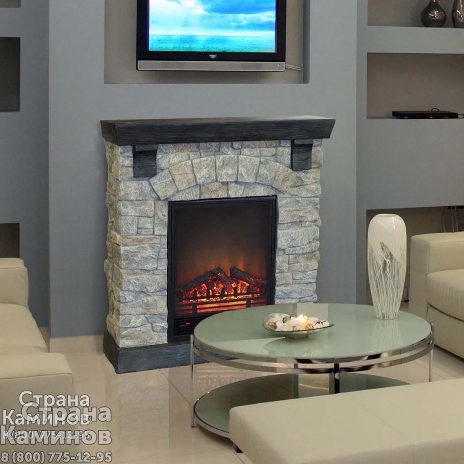 Камин в кухне гостиной под телевизором