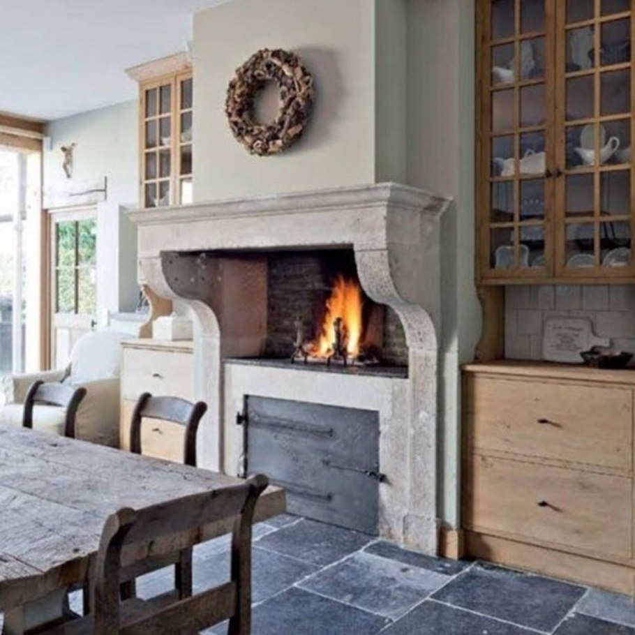 Интерьер гостиной с камином и полками