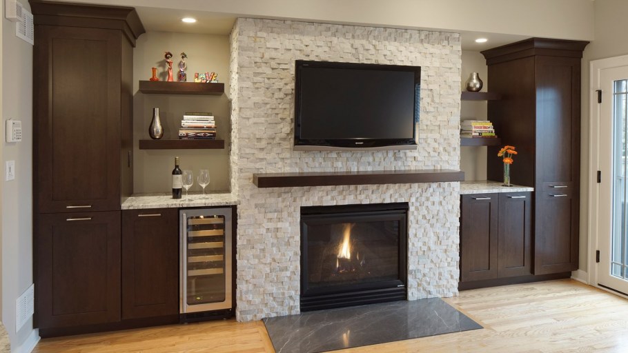 Кухня с камином и телевизором