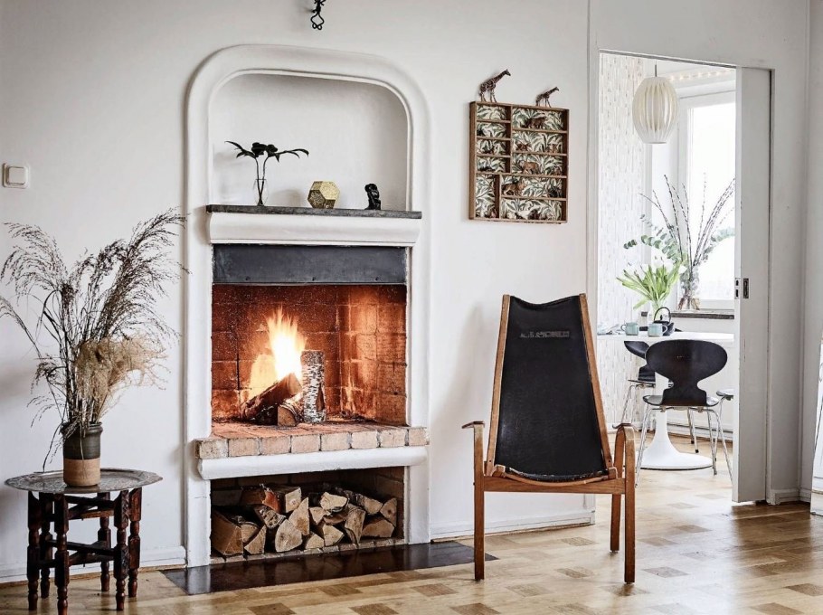 Гостиная в греческом стиле с камином