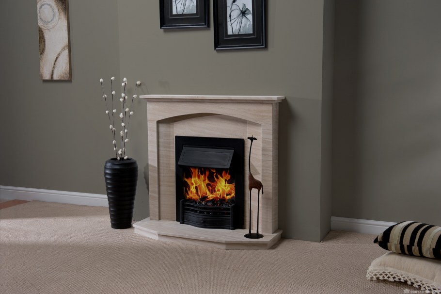 Декоративный камин в гостиной