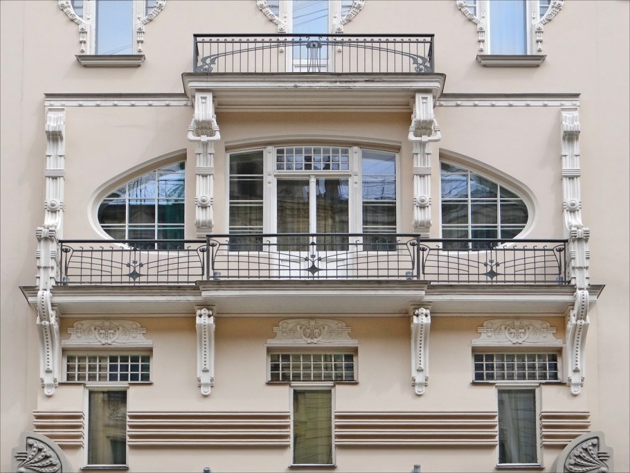 Фасады с французскими балконами
