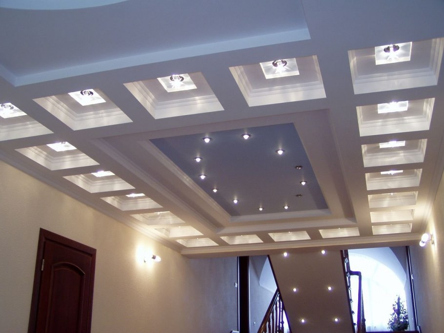 Деревянный потолок квадратами