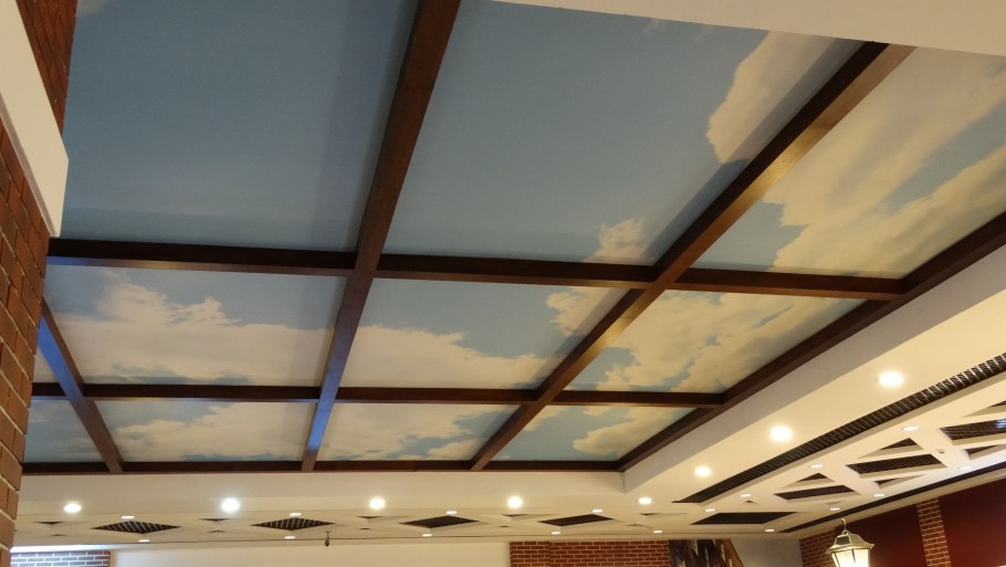 На потолок квадратики из пенопласта