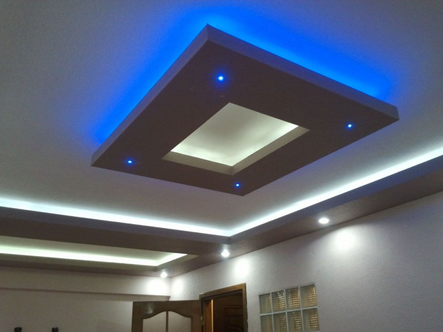 Потолок световые линии в гостиной