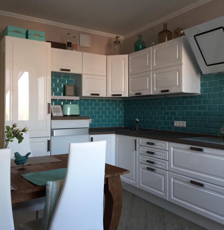 Бирюзовый фартук для белой кухни