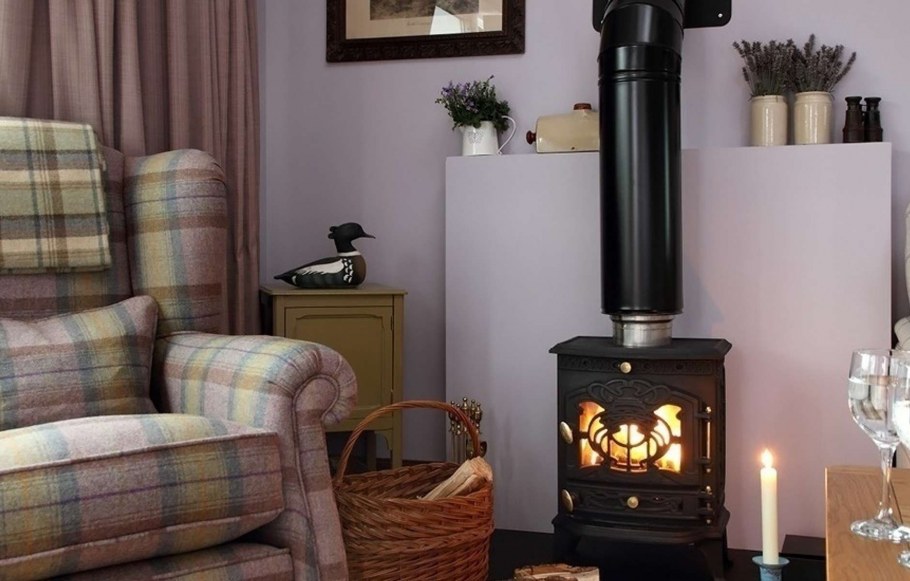 Интерьер дачи с камином