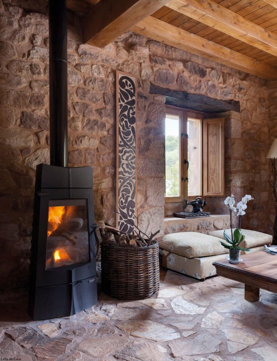 Печь в интерьере загородного дома