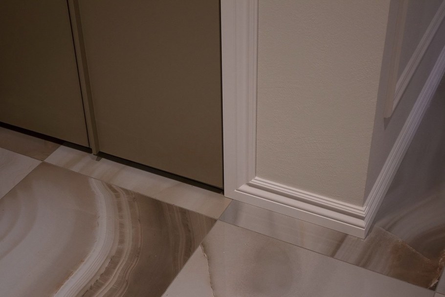 Встроенный шкаф и плинтус