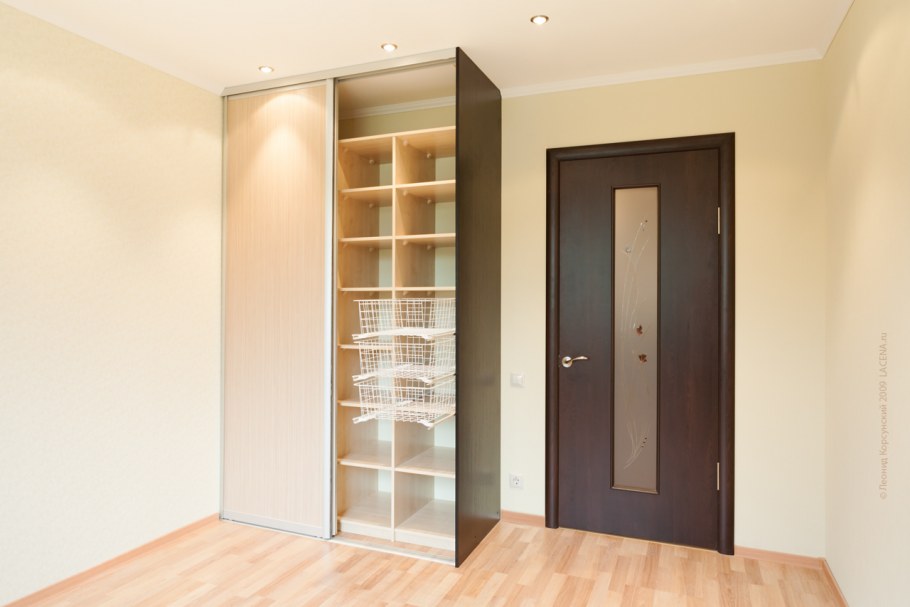 Шкаф с молдингами