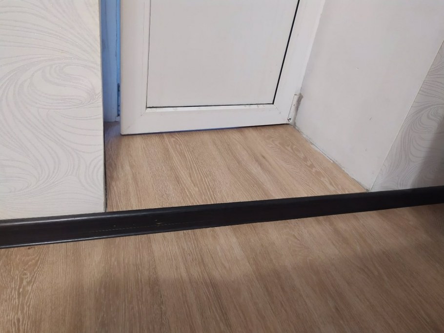 Стык плинтуса