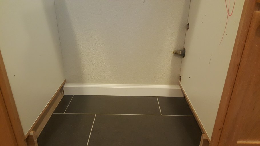 Плинтус в гардеробной комнате