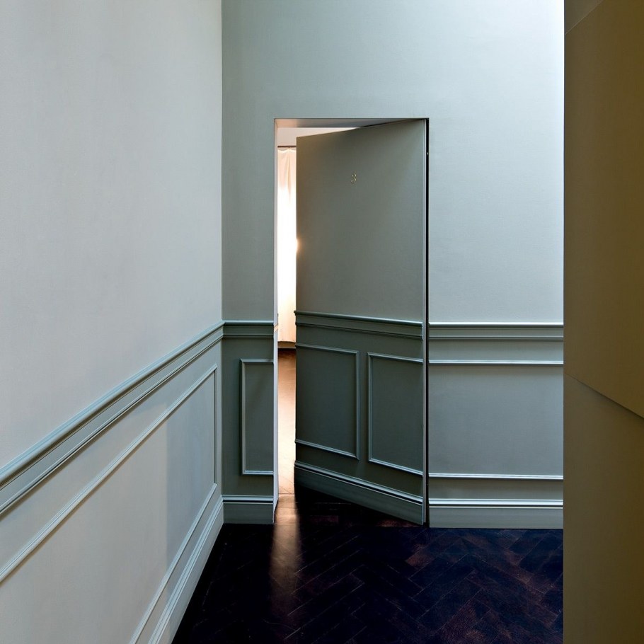 Встроенгый шкафс распашными двеоямт с плинтусом