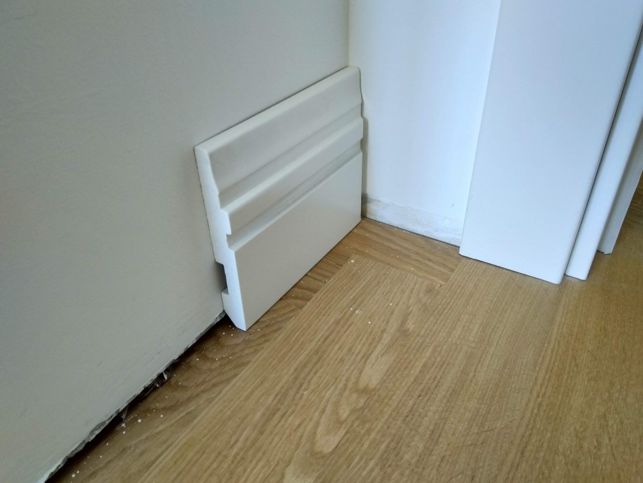 Шкаф и потолочный плинтус