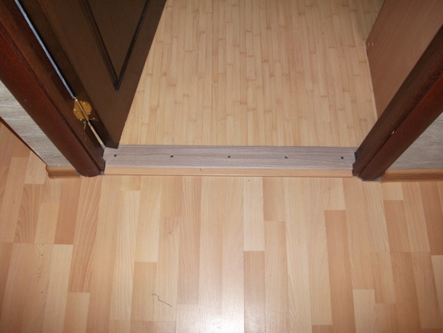 Стык плинтуса quick Step и наличника