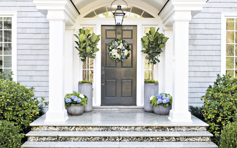 Открытая веранда вокруг дома