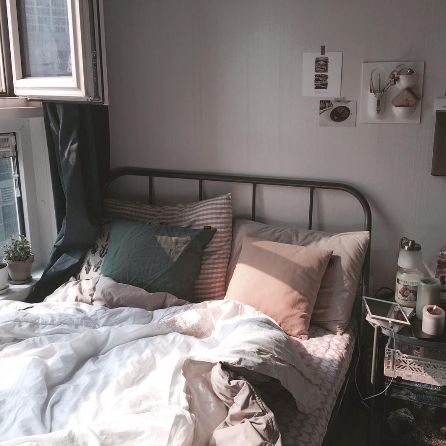 Комната с черной металлической кроватью