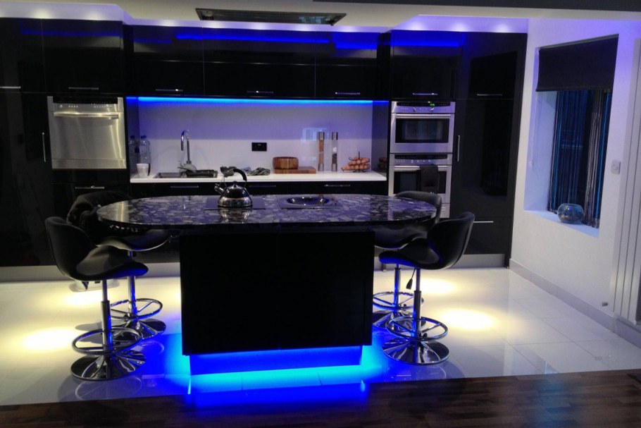Кухня с неоновой подсветкой