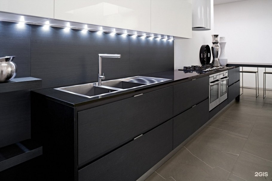 Кухня с черным профилем