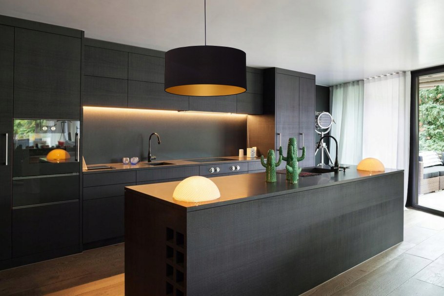 Черно-красная кухня с подсветкой