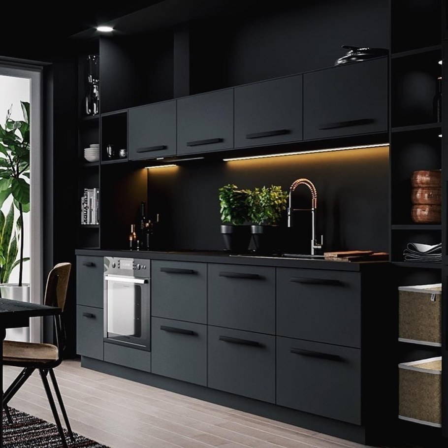 Пустая черная кухня