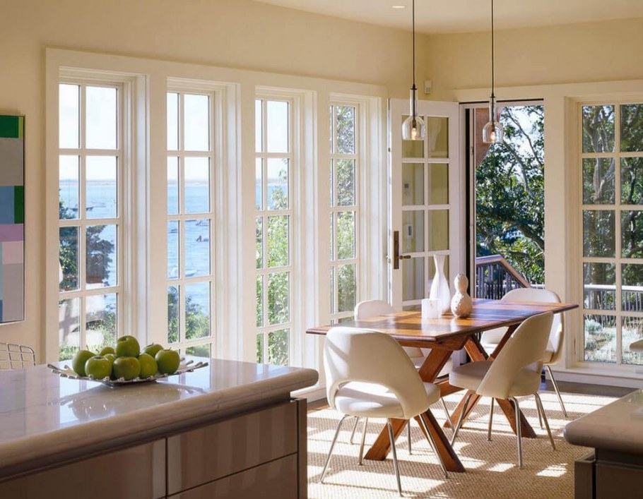 Кухня с витражными окнами