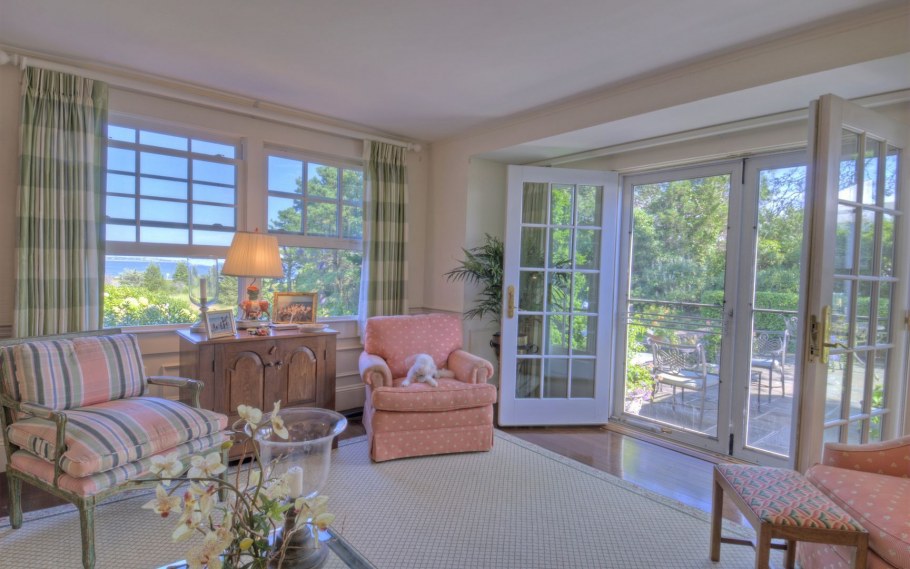 Французские окна в частном доме