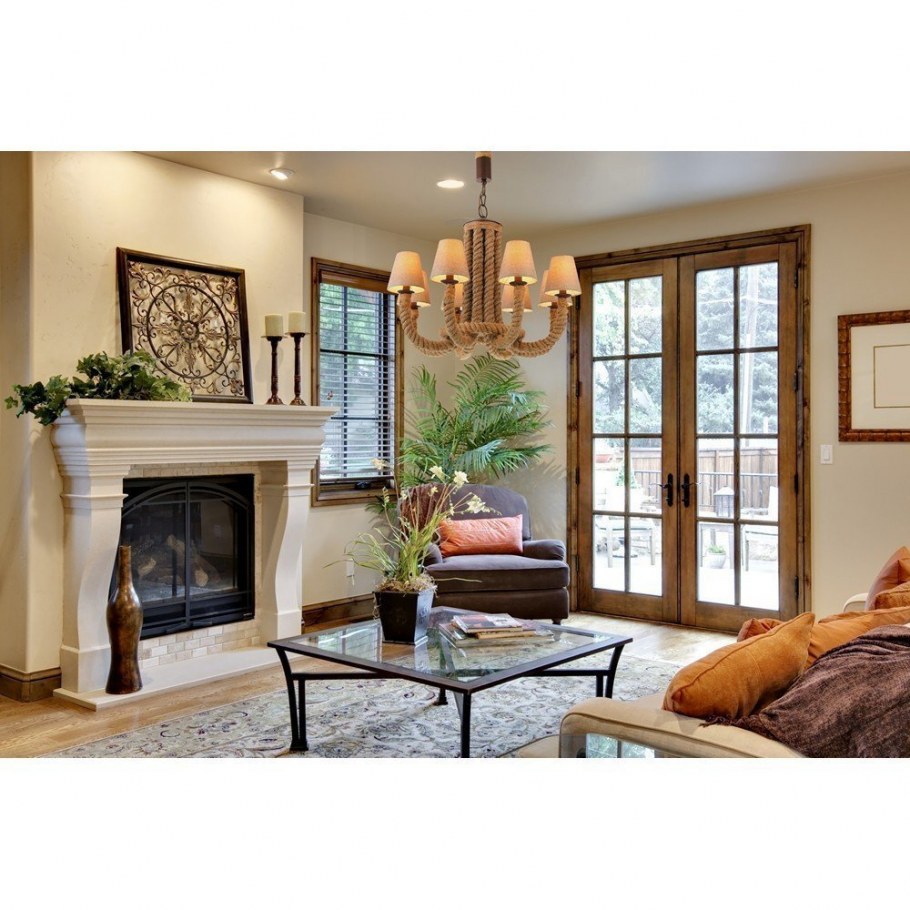 Гостиная с камином между окнами