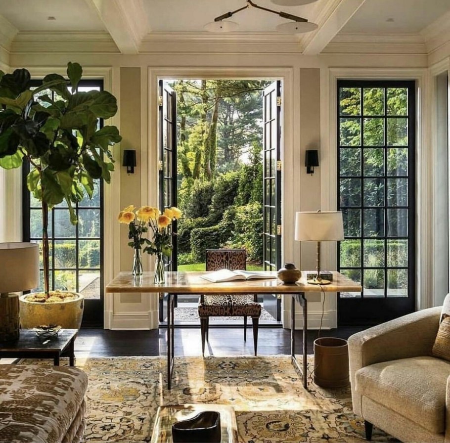 Спальная комната с балконом