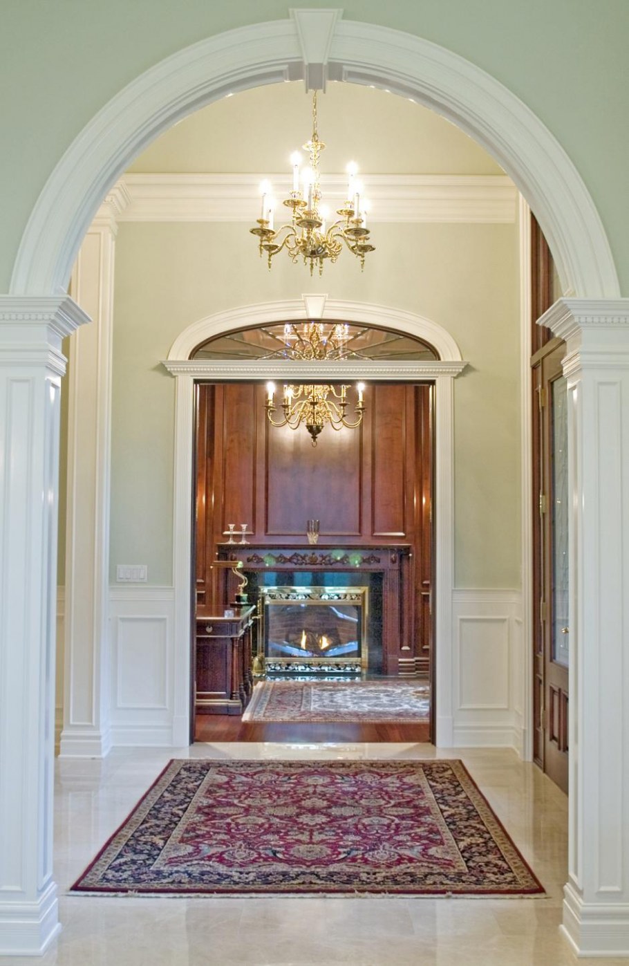 Отделка арки лепниной