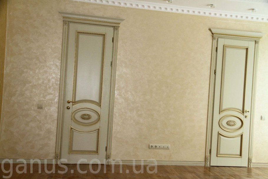 Стены к дверям патина