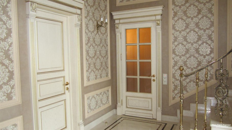 Голубые двери в интерьере