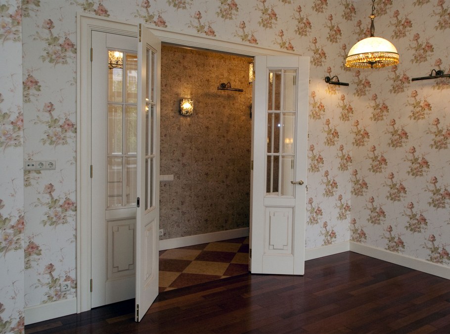 Обои к белым дверям