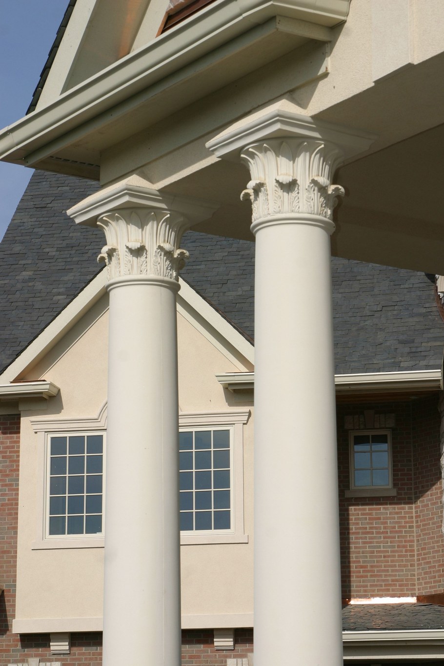 Крыльцо с кирпичными столбами