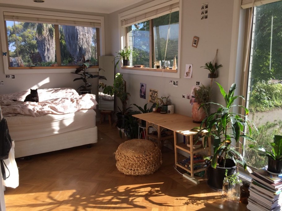 Неоновая комната подростка