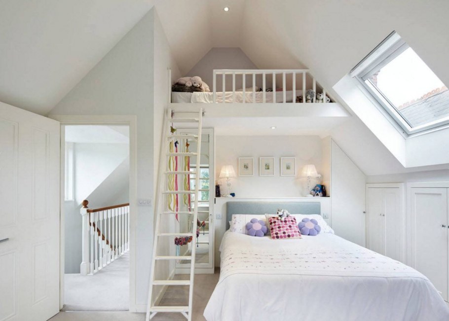 Кровать на мансарде