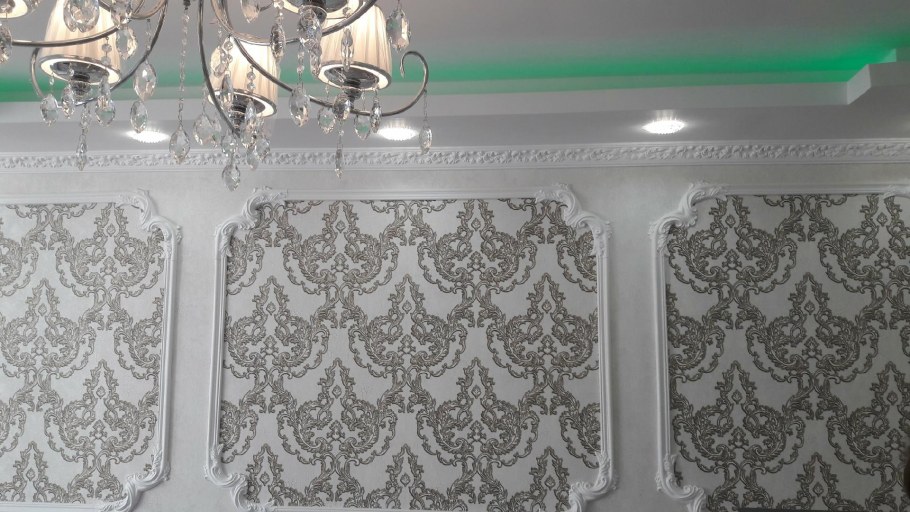 Люстры под обои с вензелями