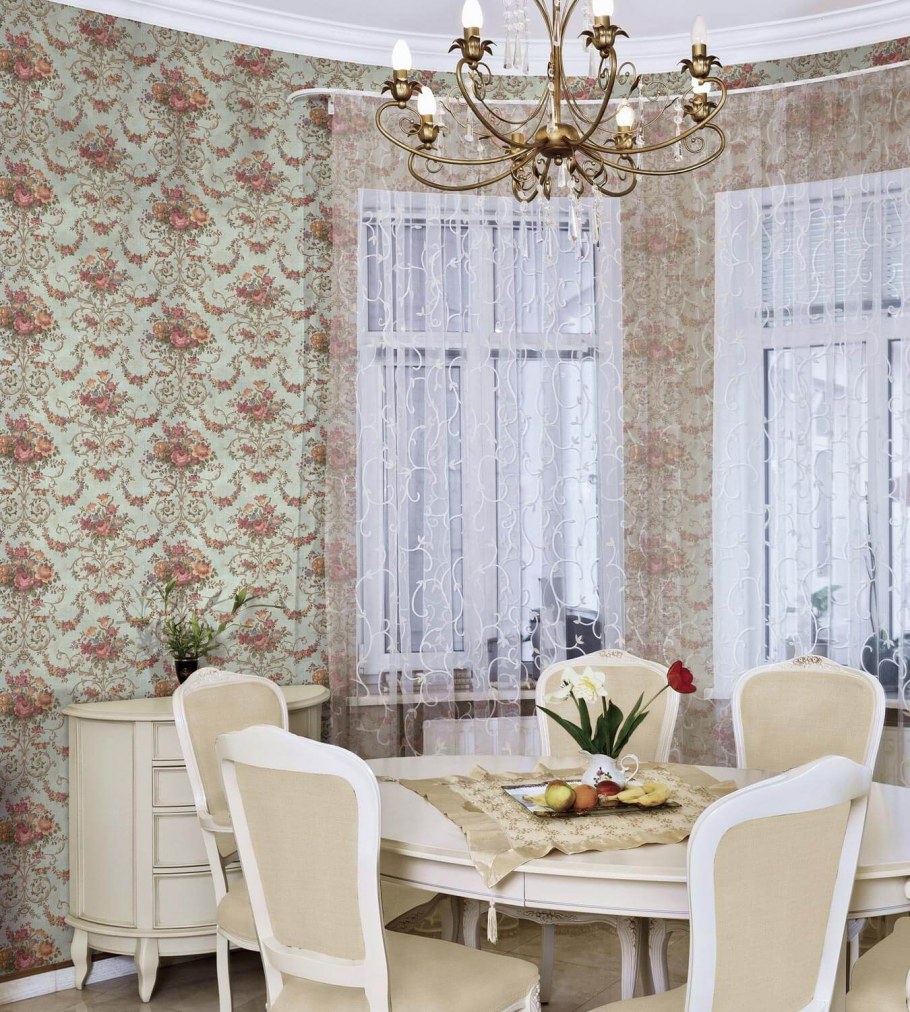 Обои с вензелями в интерьере кухни