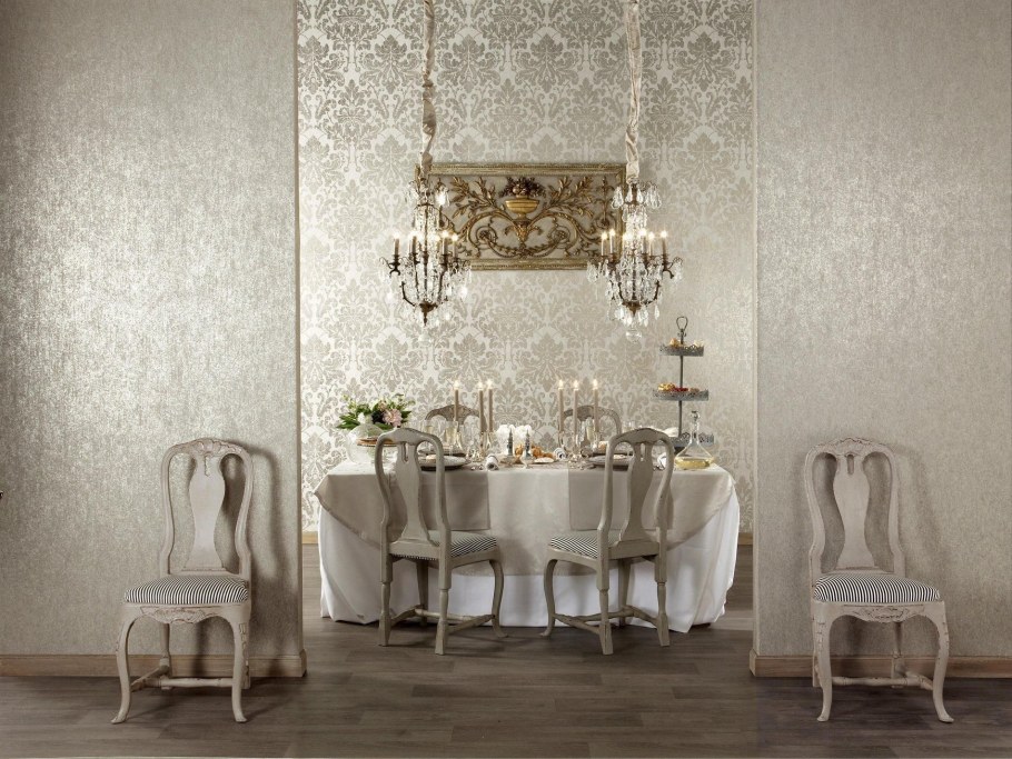 Обои с вензелями в интерьере гостиной