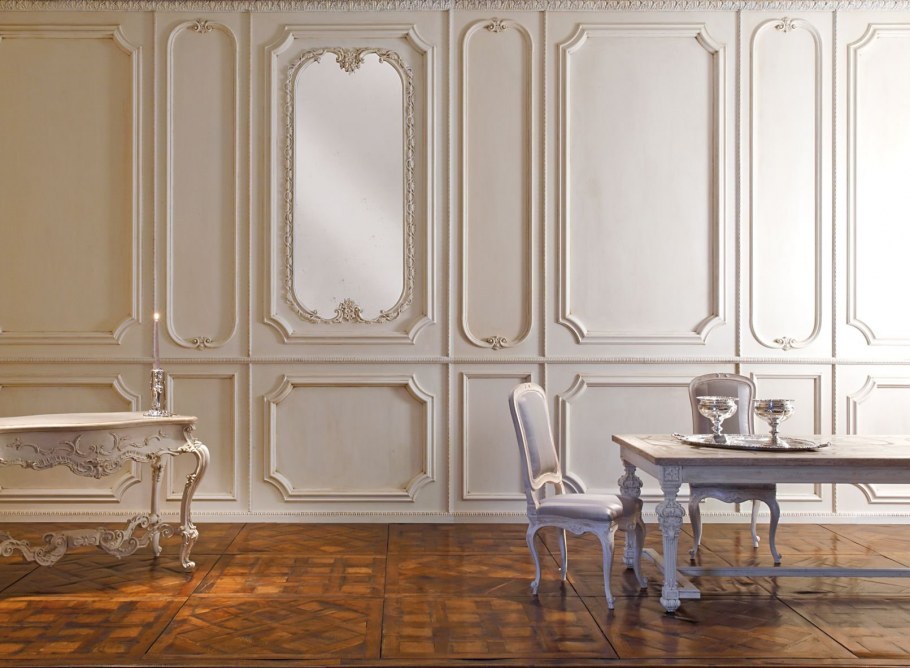 Декор из молдингов на стене