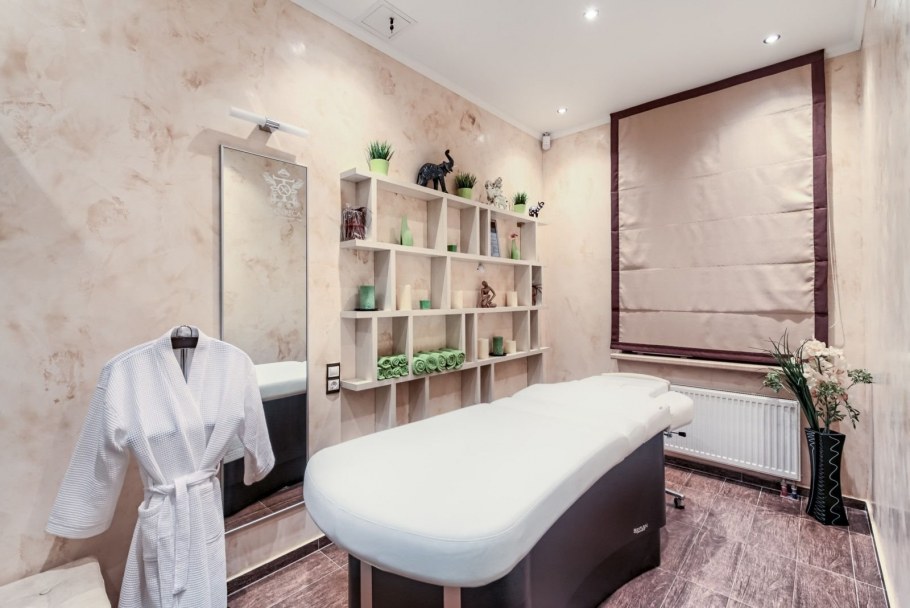 Кабинет косметолога с окном