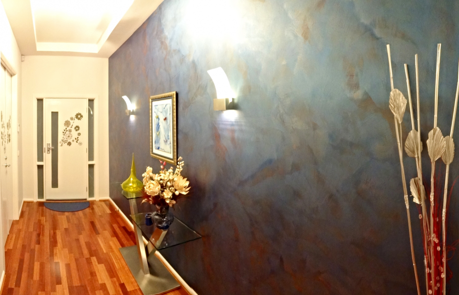 Искусственный камень в прихожей