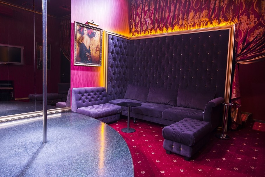 Стрип клуб столик с диваном