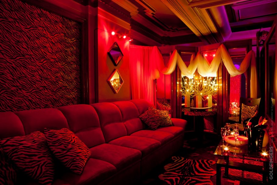 Стрип комната